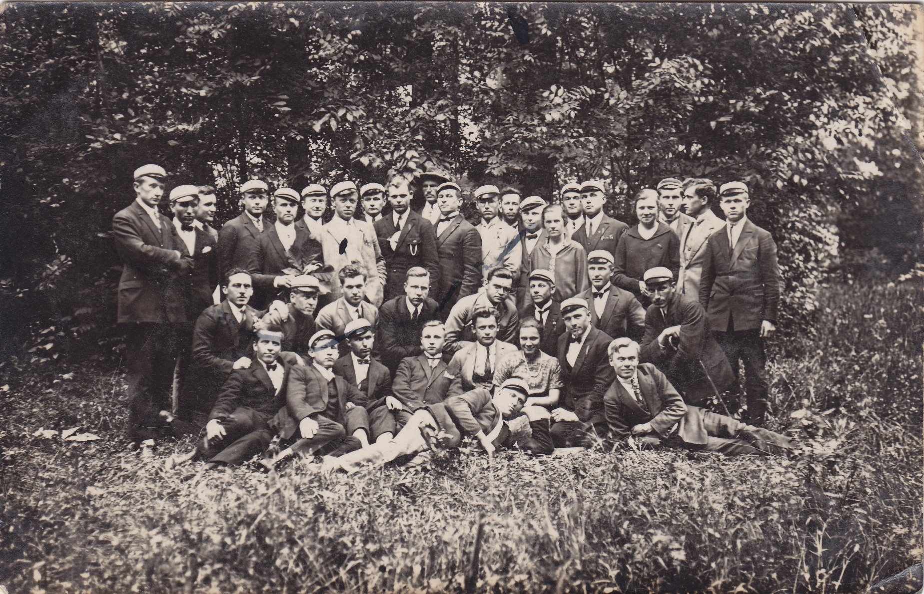 Žemės ūkio akademijos studentai. Apie 1928 m. Būsimasis profesorius, agronomas Petras Vasinauskas (sėdi antras iš kairės)