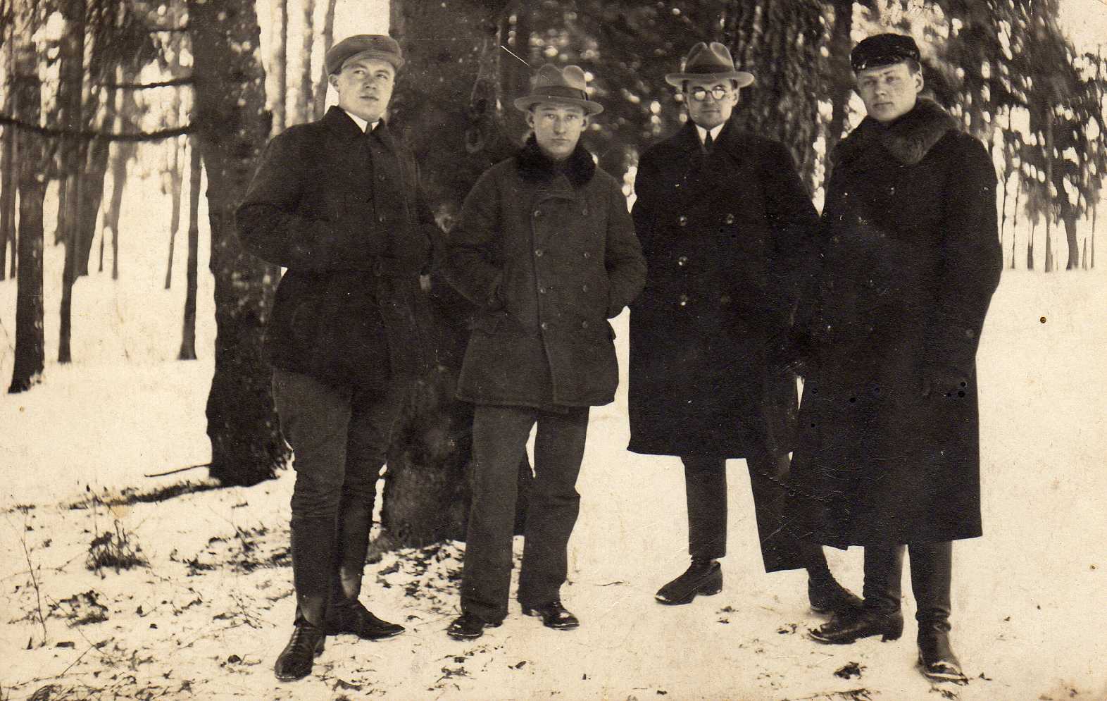 Žemės ūkio akademijos studentų „Laumės“ kooperatyvo nariai. Būsimasis profesorius, agronomas Petras Vasinauskas (antras iš kairės). 1927 m.
