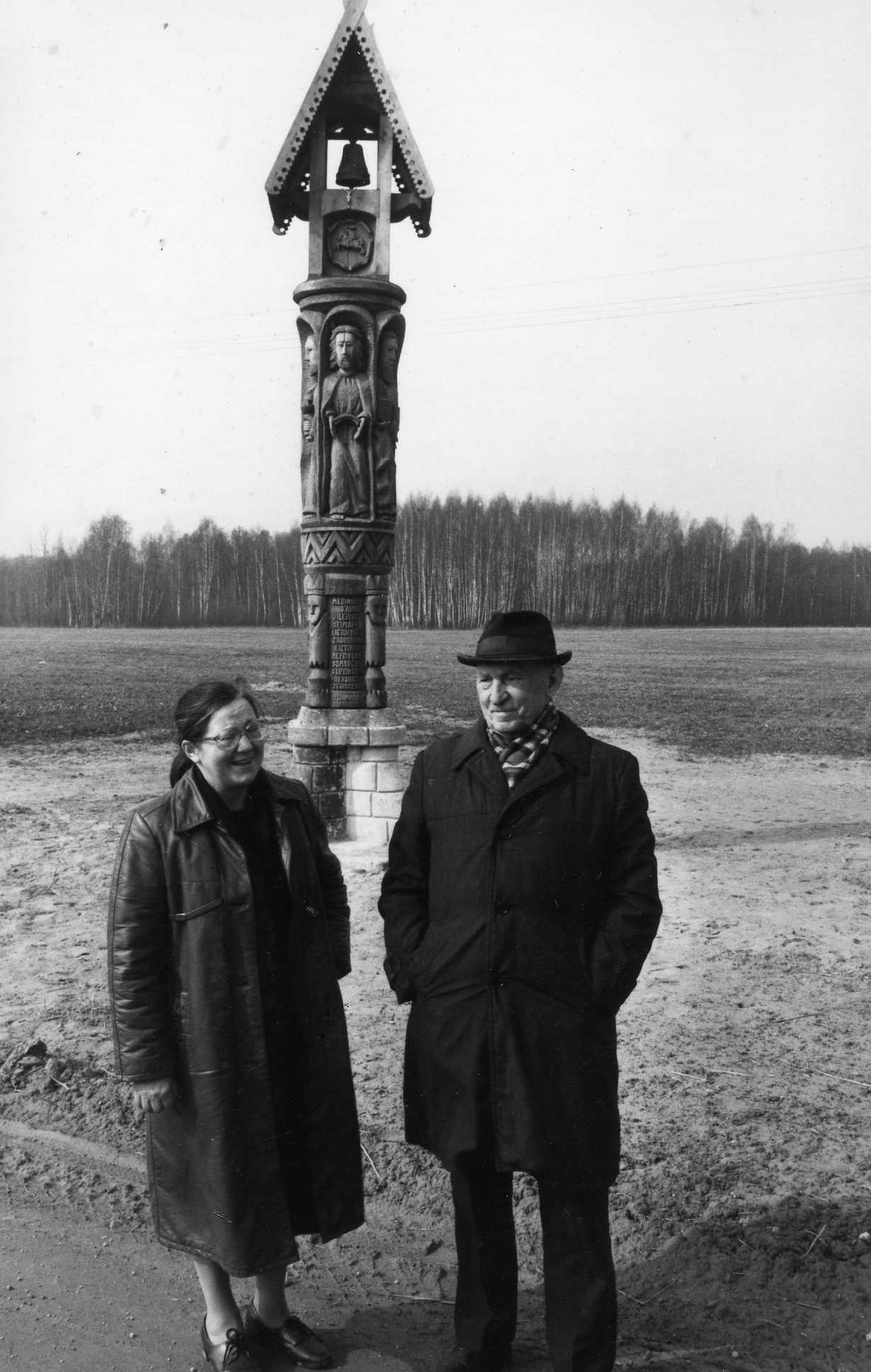 Prof. Petras Vasinauskas su Pasvalio rajono laikraščio „Darbas“ korespondente Regina Butėniene. Mediniai, 1991 m.