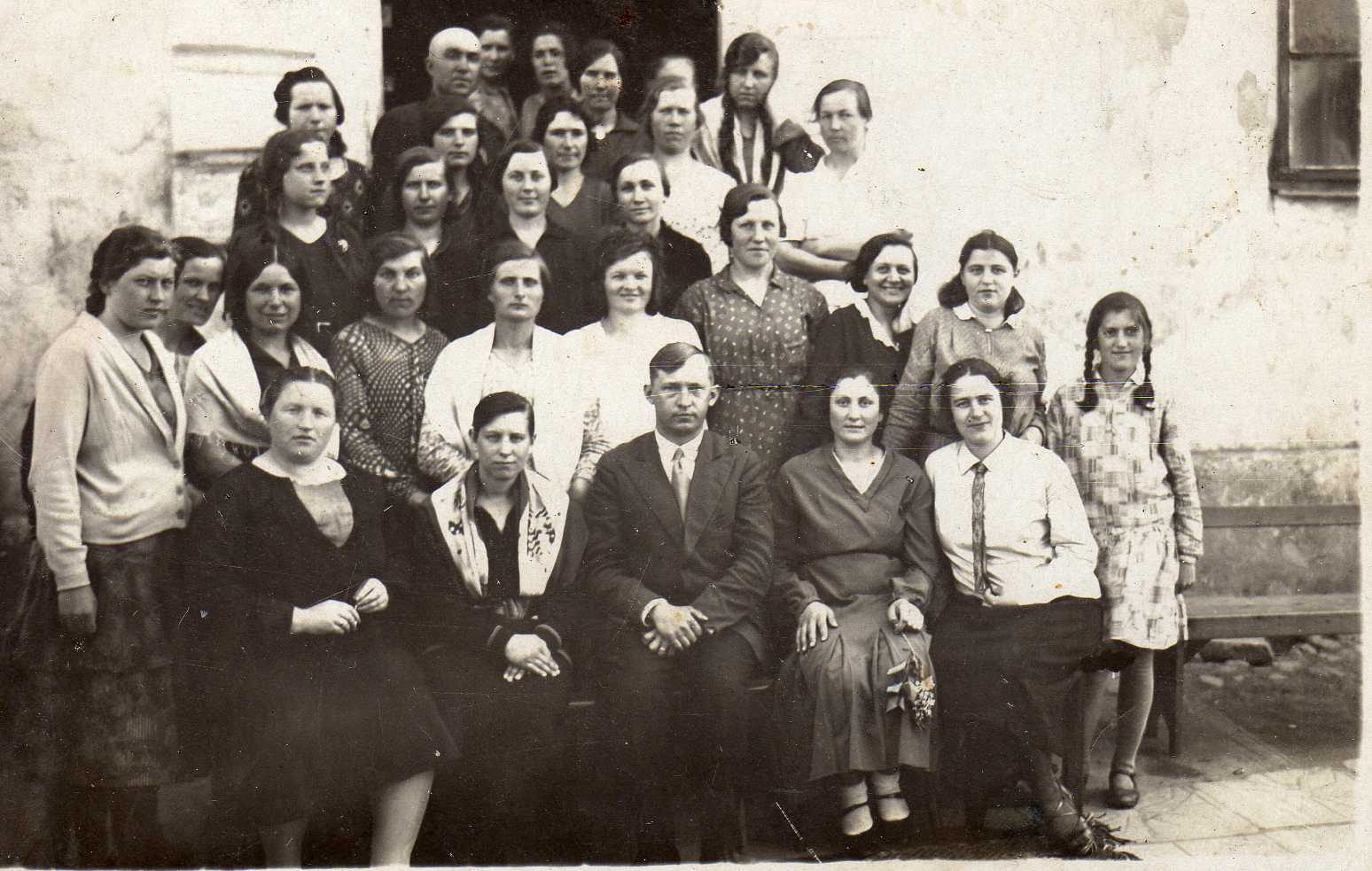 Būsimasis profesorius, agronomas Petras Vasinauskas (pirmoje eilėje trečias iš kairės) su žemės ūkio klasės kursantėmis Tauragės rajone. Apie 1931 m.