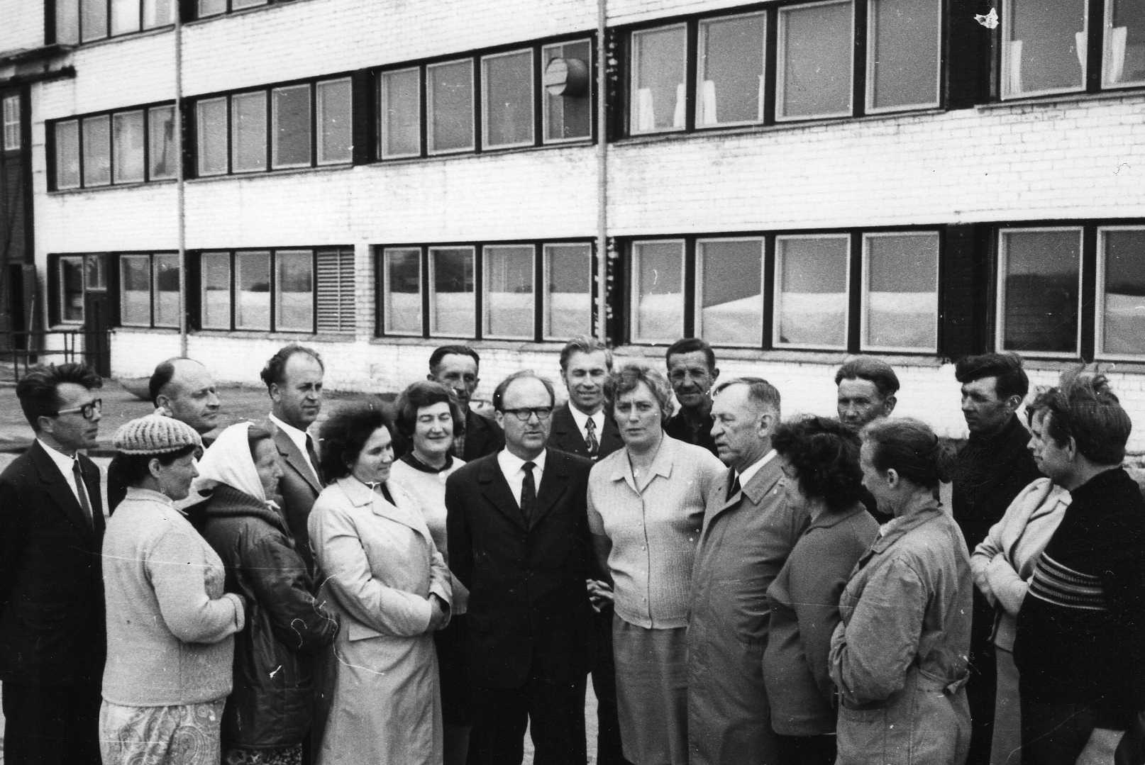 Susitikimas su Lietuvos žemės ūkio akademijos Mokomojo ūkio lauko darbininkais. Prof. Petras Vasinauskas (pirmoje eilėje trečias iš dešinės). 1973 m.