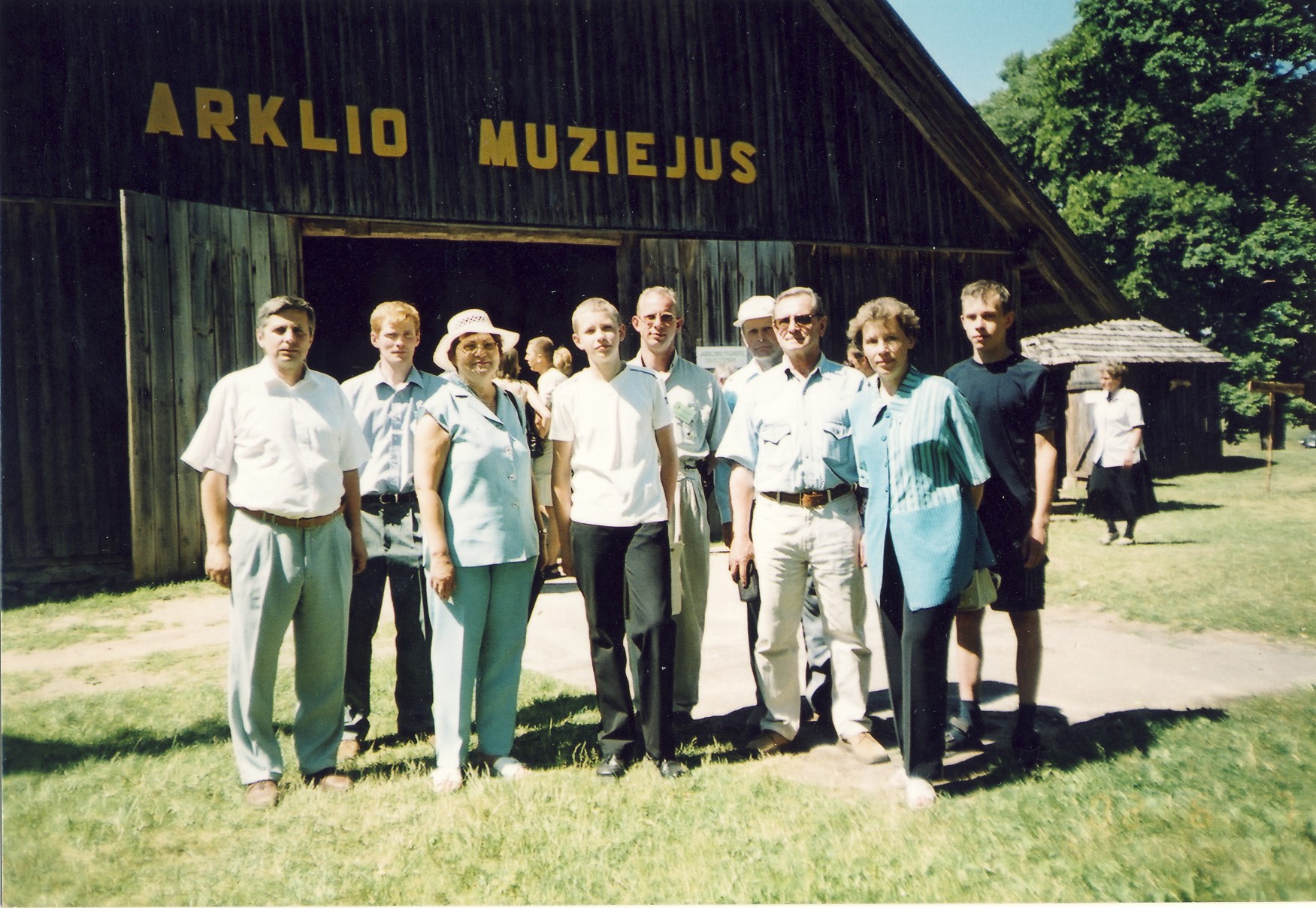 Prof. Petro Vasinausko vaikai ir vaikaičiai prie Arklio muziejaus. Niūronys, 1996 m.