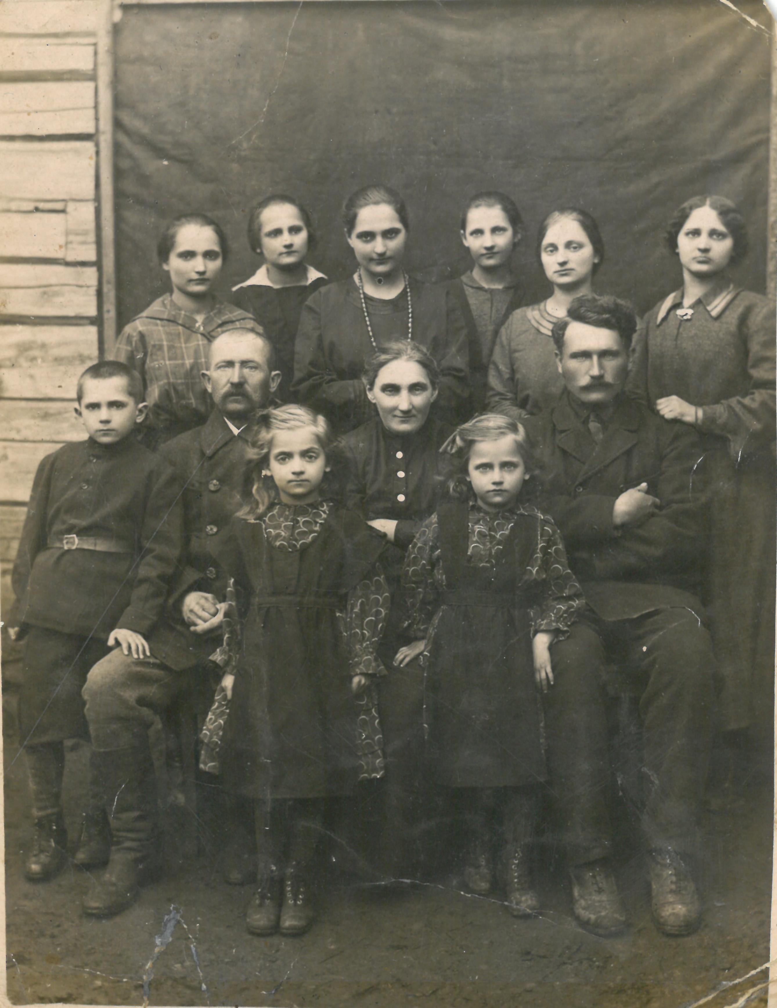 Vaitkų šeima Katiliškėse. 1924 m. gegužės 5 d. 