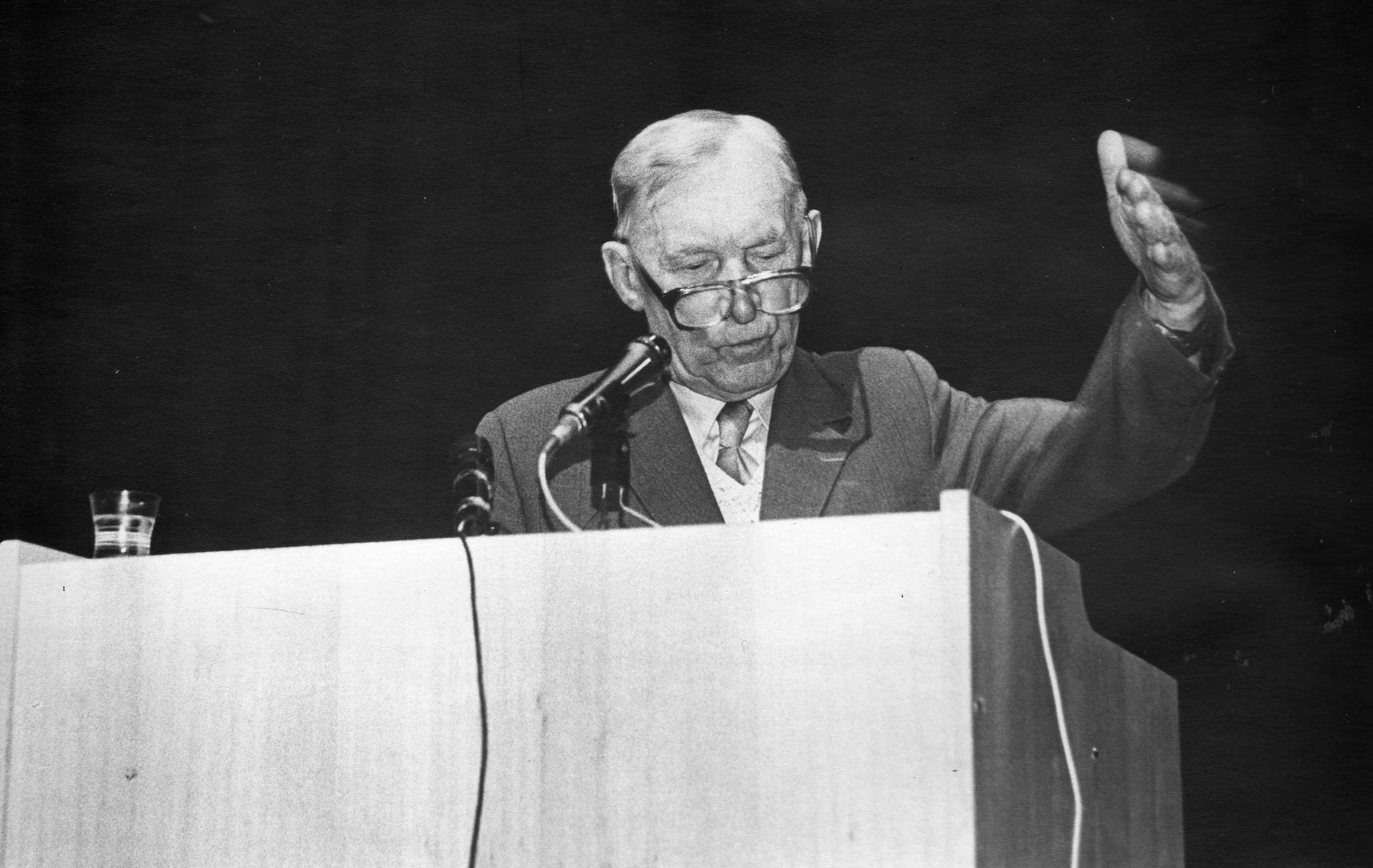 Prof. Petras Vasinauskas žemdirbių tribūnoje. Pasvalys, 1989 m.