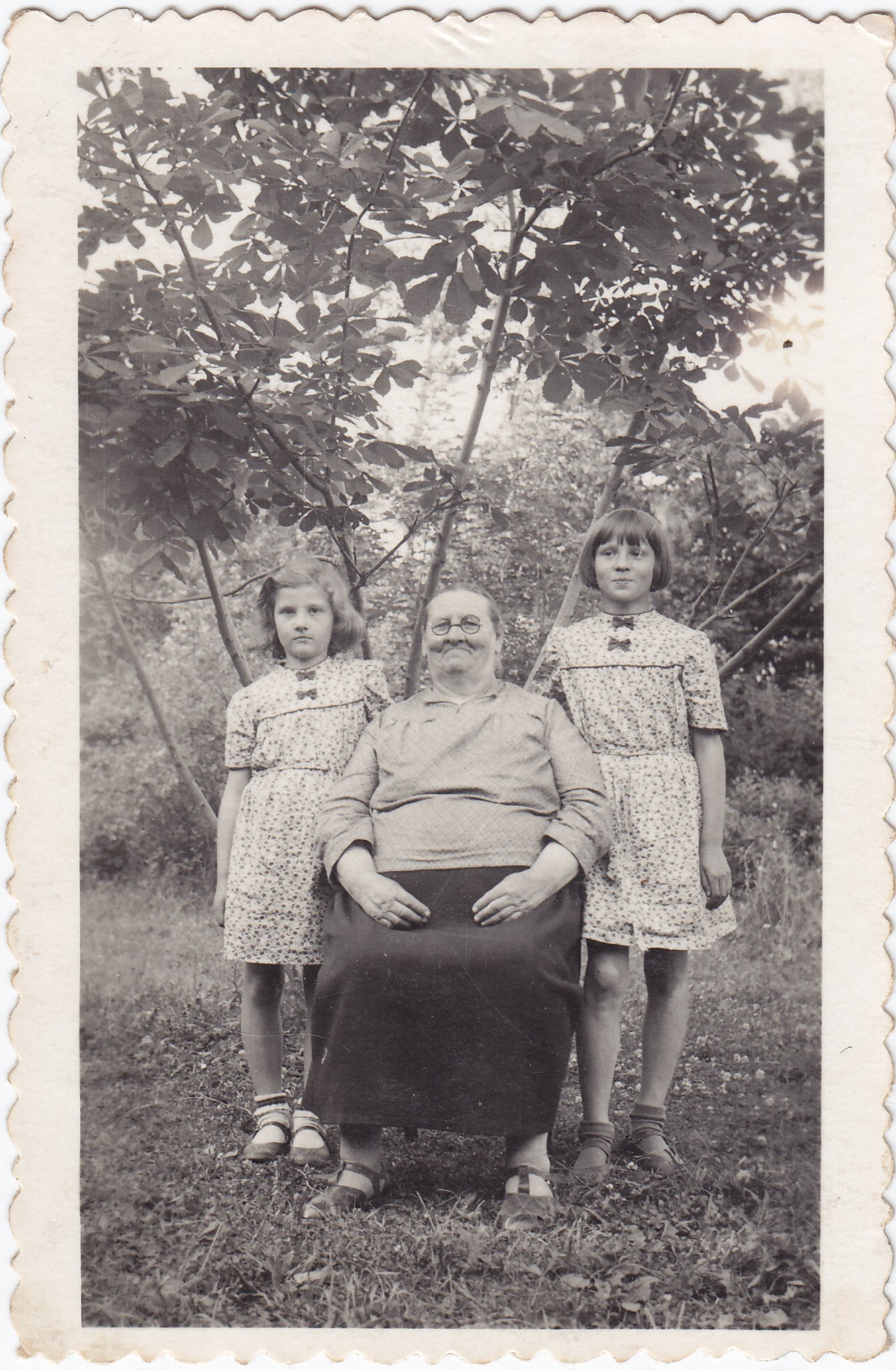 Profesoriaus, agronomo Petro Vasinausko motina Agota Vasinauskienė (Čeponytė) su dukters Anelės dukrelėmis. 1950 m.