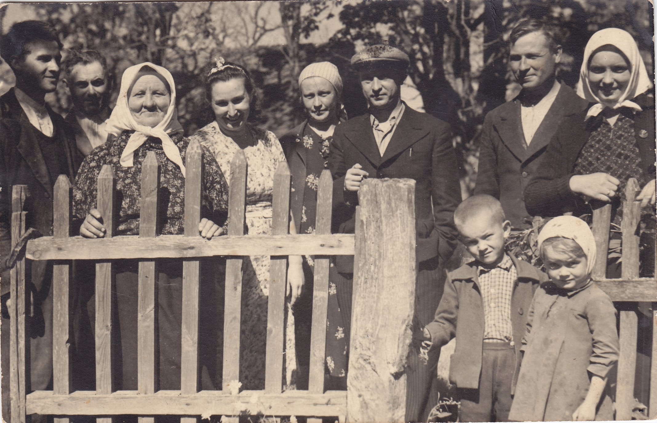 Vasinauskų šeima. Motina Agota Vasinauskienė (Čeponytė) (trečia iš kairės), Petras Vasinauskas (šeštas iš kairės). 1934 m.   