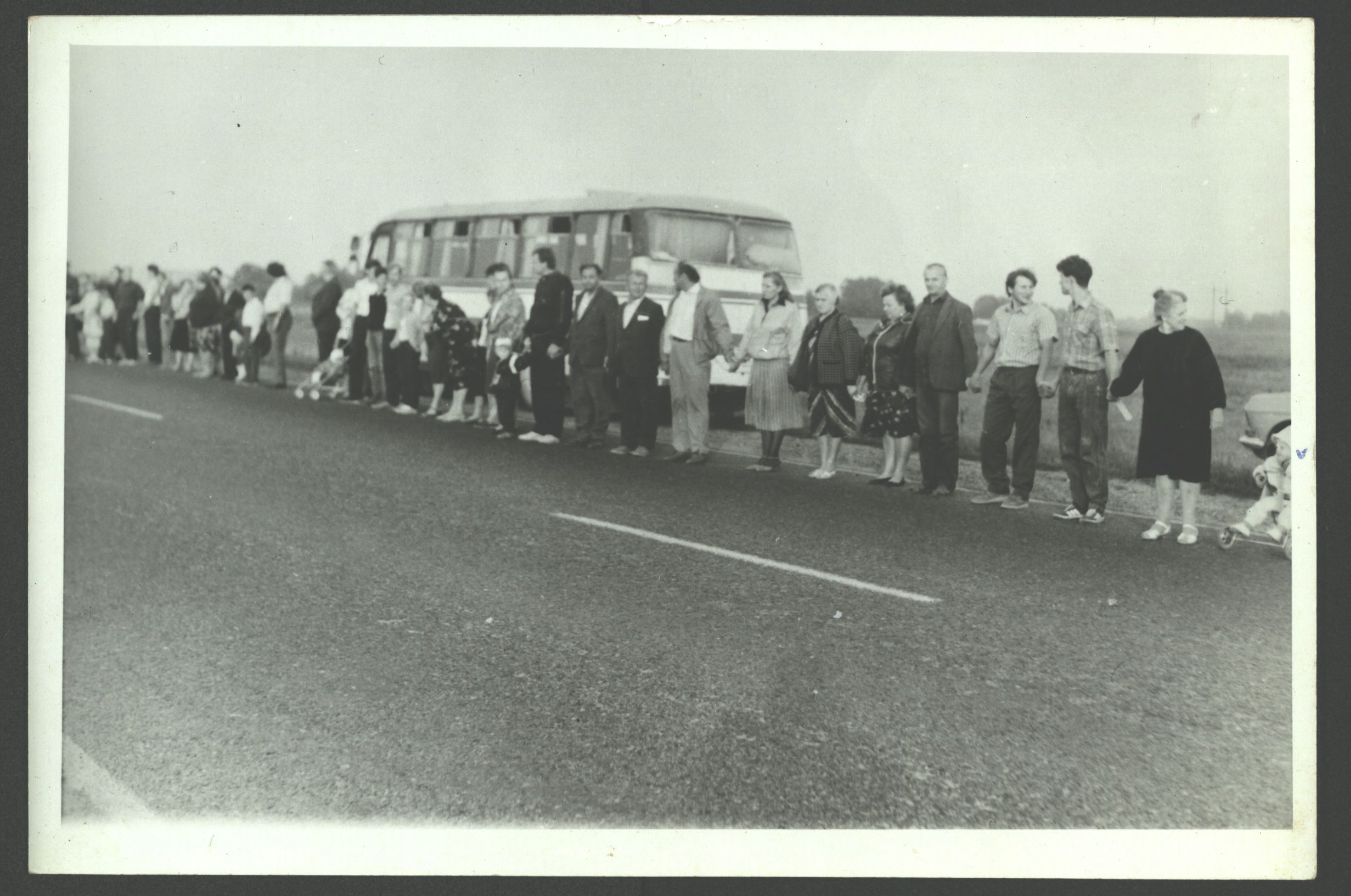Pasvaliečiai Baltijos kelyje ties Daujėnų sankryža, 1989 m. rugpjūčio 23 d.
