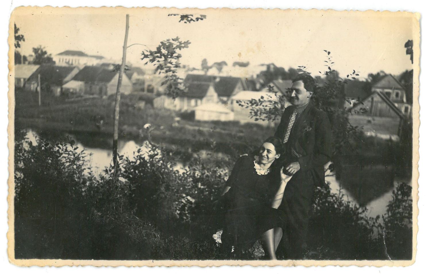 Albinas Vaitkus (slapyvardis Marius Katiliškis) su pirmąja žmona Elizabeta Avižonyte-Vaitkiene prie Lėvens