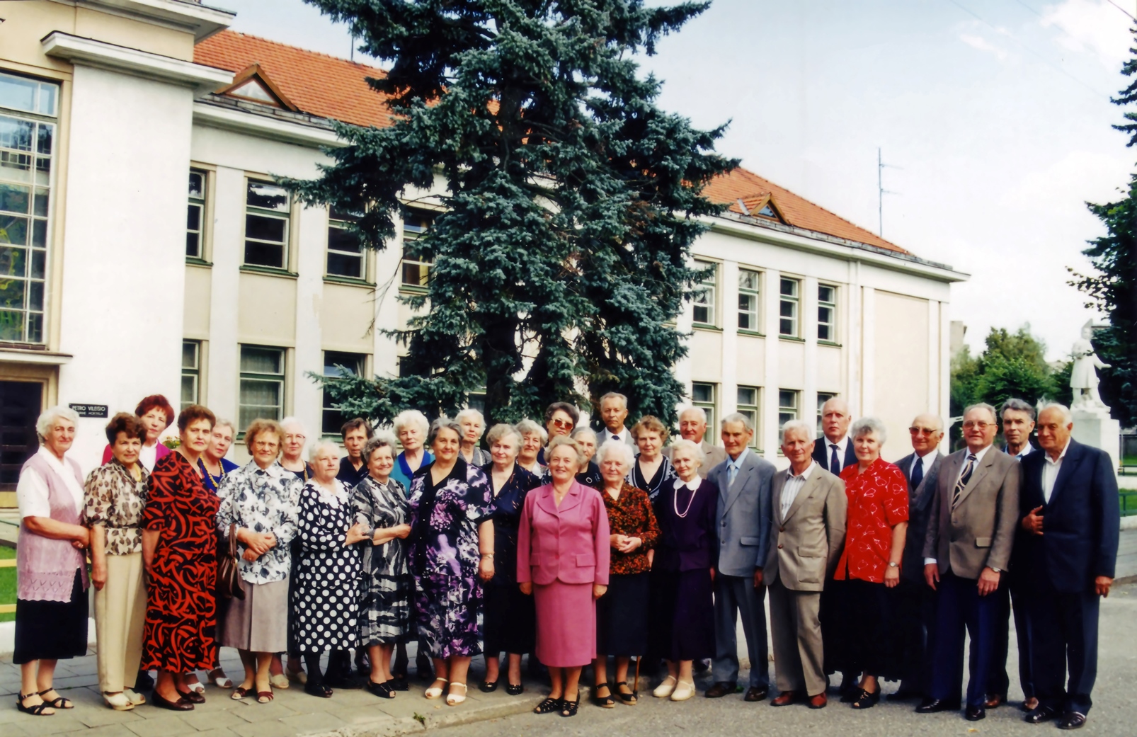 Pasvalio gimnazijos XVI-osios laidos abiturientai po 50-ies metų