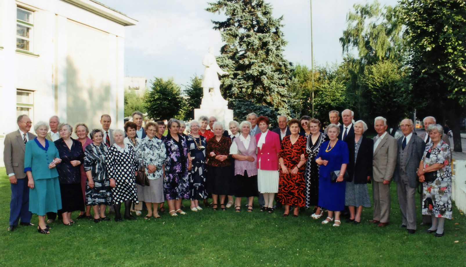 Pasvalio gimnazijos XVI-osios laidos abiturientai po 50-ies metų