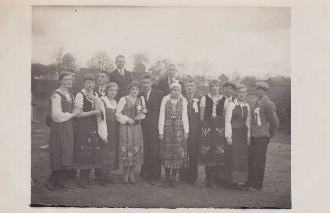 Pasvalio Petro Vileišio aukštesnioji komercijos mokykla: „Lietuviškų vestuvių“ jaunimas 1935-ųjų gegužėj