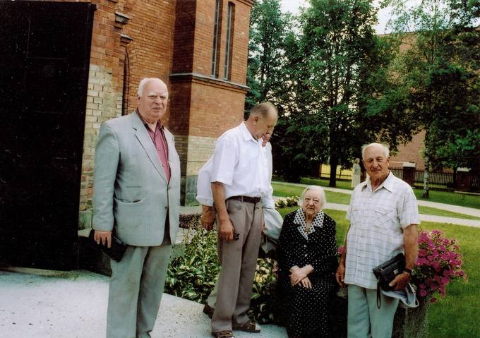 Grupelė kunigo Česlovo Kavaliausko 80-ųjų gimimo metinių minėjimo dalyvių prie Kaišiadorių katedros