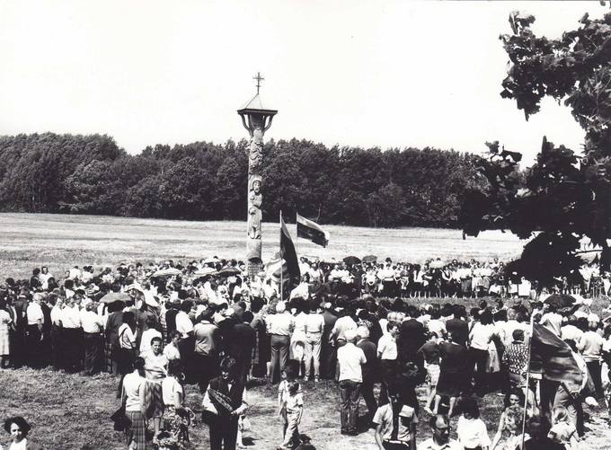 Poeto išsiilgę žmonės jau seniai susibūrę prie koplytstulpio buvusios Brazdžionių sodybos vietoje