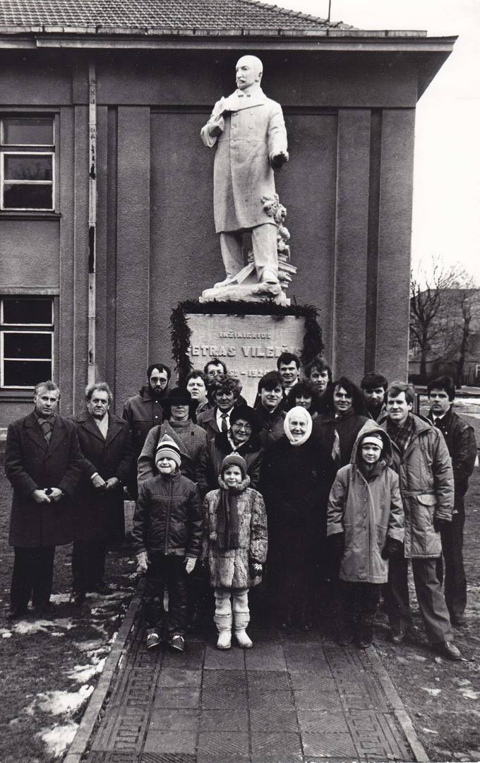 Pasvalio sąjūdiečių grupė prie Petro Vileišio paminklo