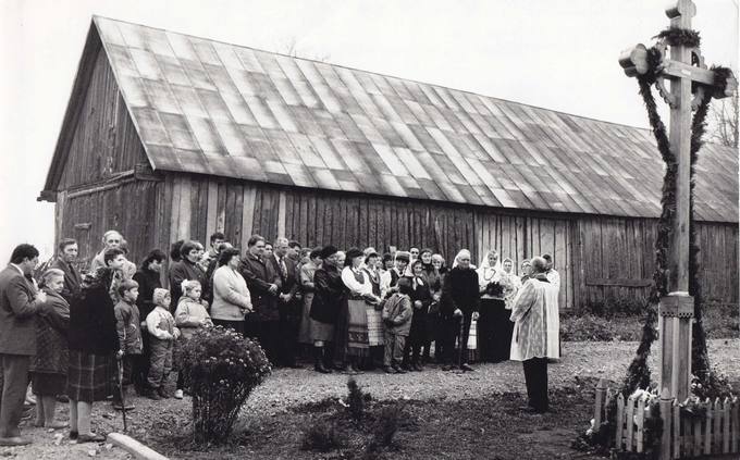 Vienas pirmųjų Pasvalio rajone atstatytų kryžių prie Mackevičių sodybos Talačkoniuose