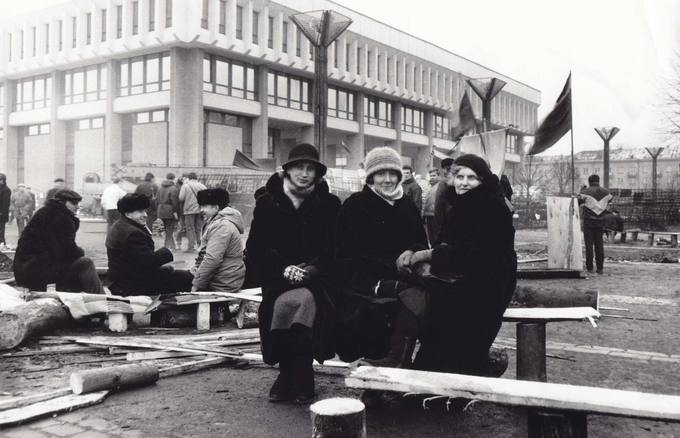 Parlamento gynėjos – pasvalietės Elena Mačėnaitė, Leonora Stravinskienė ir vaškietė Eugenija Krivickienė