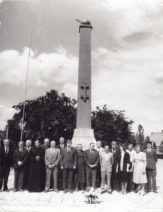 Grupė Sąjūdžio žmonių prie Saločių miestelyje atstatyto paminklo žuvusiems už laisvę