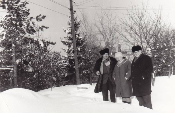 Poetas Eugenijus Matuzevičius Paliulių sode, Vilniaus pakrašty...