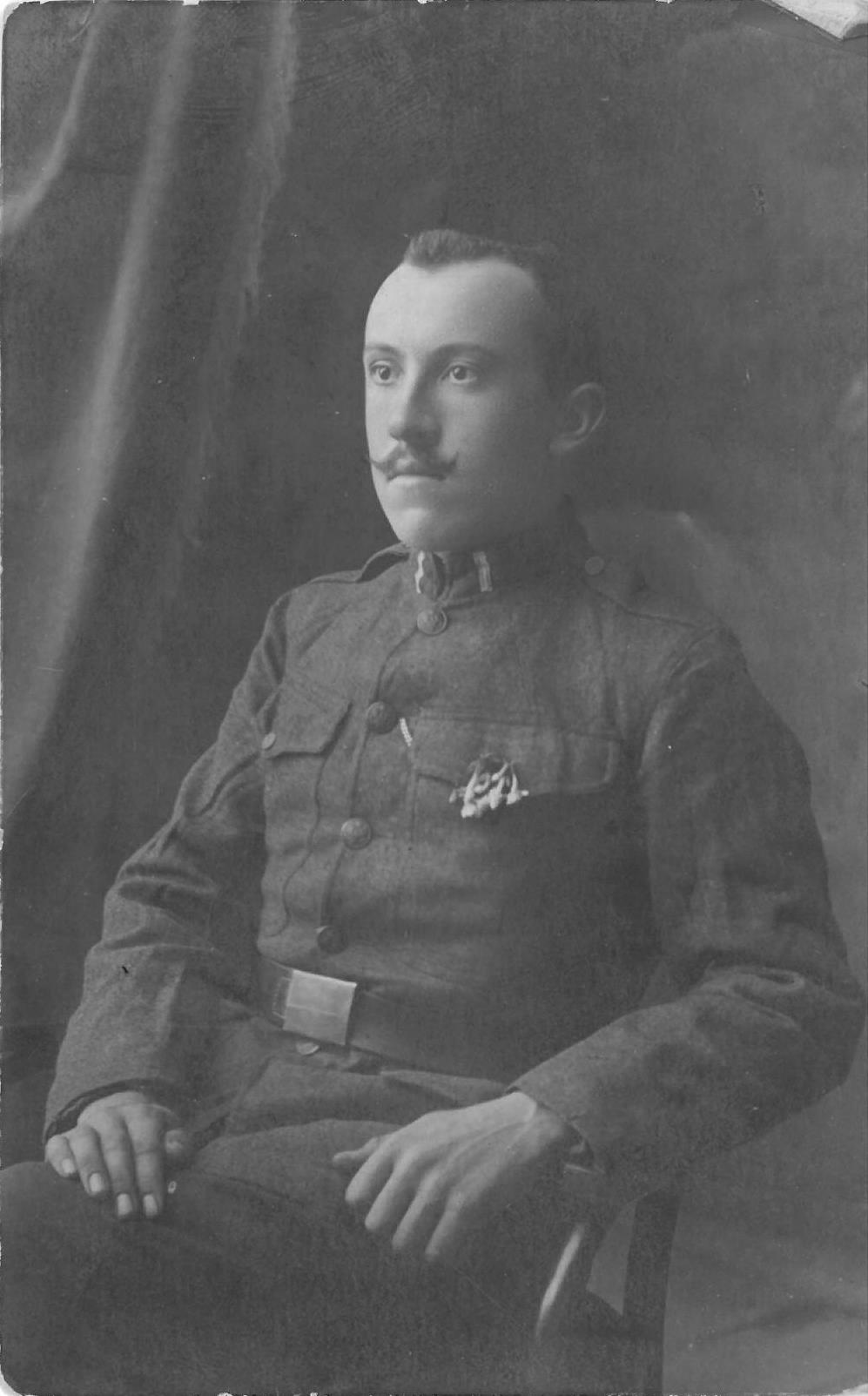 Kazio Balčiūno brolis Juozas Balčiūnas kariuomenėje. Kitoje fotografijos pusėje yra užrašas: „Grandinis Juozas Balčiūnas“