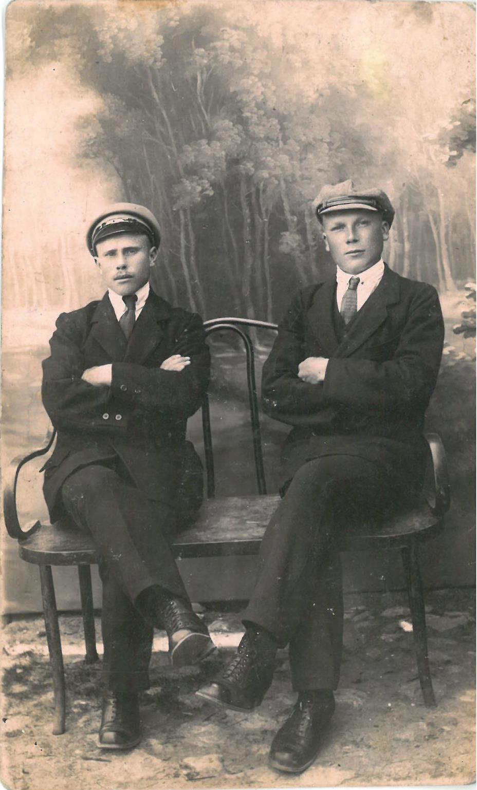 Kazys Balčiūnas (antras iš kairės) su draugu Lietuvoje. 1924 m. 