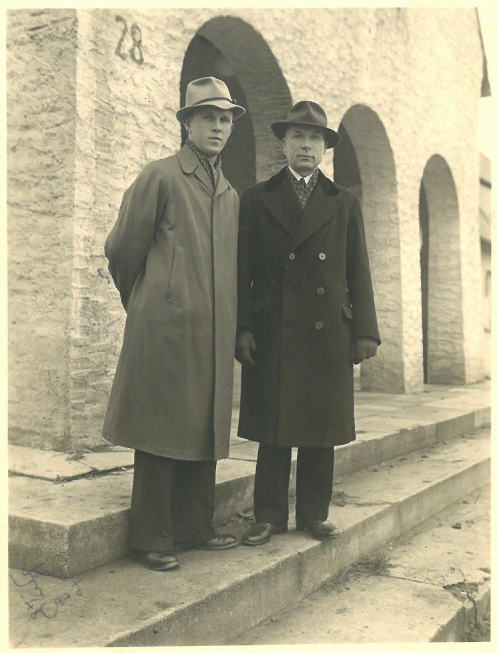 Kazys Balčiūnas (antras iš kairės) su sūnėnu Juliumi Levanu Vokietijoje. Kitoje fotografijos pusėje yra užrašas: „Prisiminimui [neįskaitomas miesto pavadinimas] / dėdei / Julius / 1948 lapk. mėn. 6 d.“