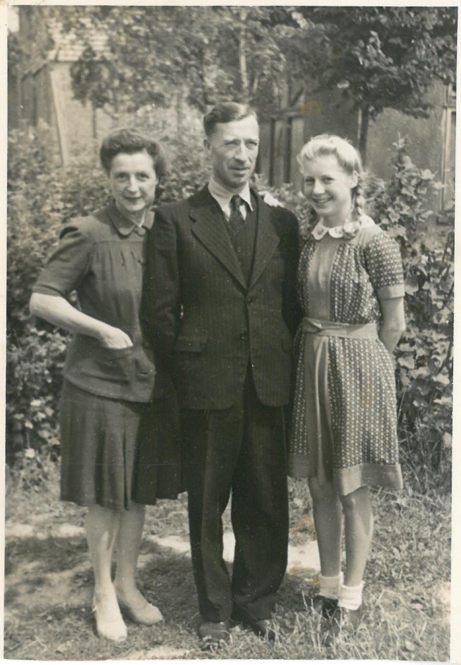 Kazio Balčiūno draugas su šeima. Kitoje fotografijos pusėje yra užrašas: „Mielam Kaziui Balčiūnui / nuo Igno [neįskaitoma pavardė] ir šeimos. / 1948 metai / Braunschweig / Vokietija.“