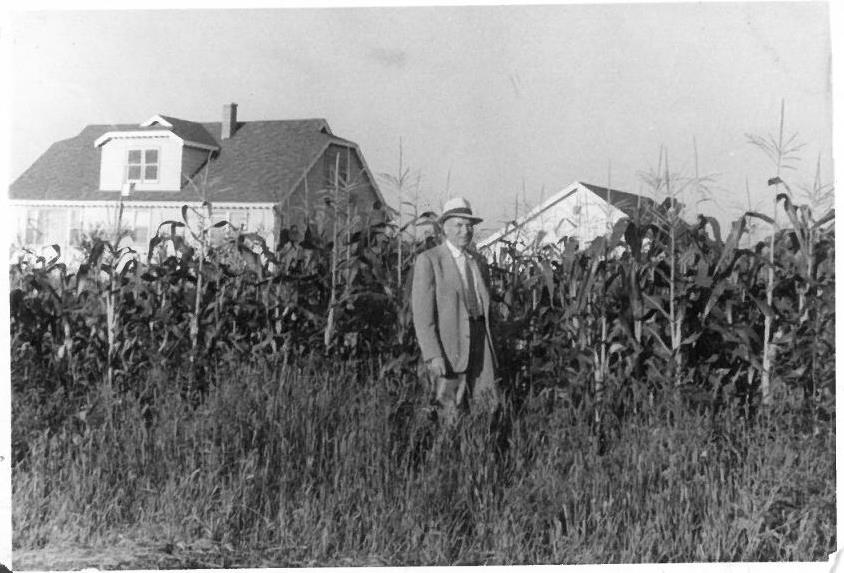 Kazys Balčiūnas prie savo namų Lemonte, Čikagos priemiestyje, JAV. Kitoje fotografijos pusėje yra užrašas: „Lemont / 1958 m.“
