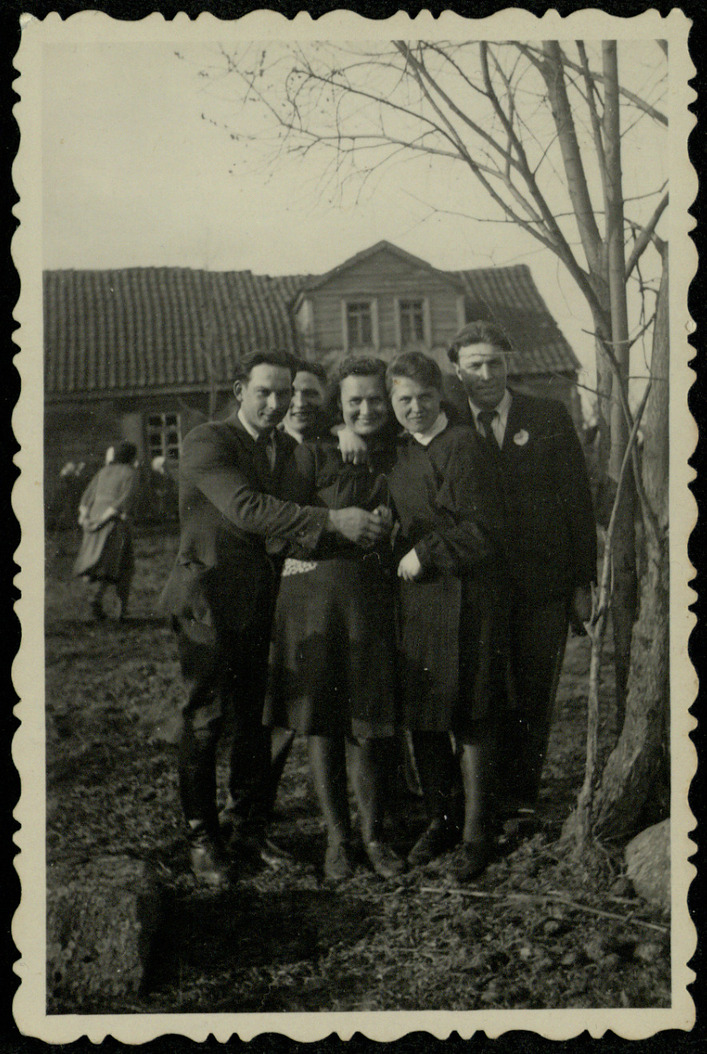 Girpetrių kaimo jaunimas. Pirmas iš kairės Juliaus Šidagio brolis Kazys Šidagis, pirmas iš dešinės Jonas Januševičius