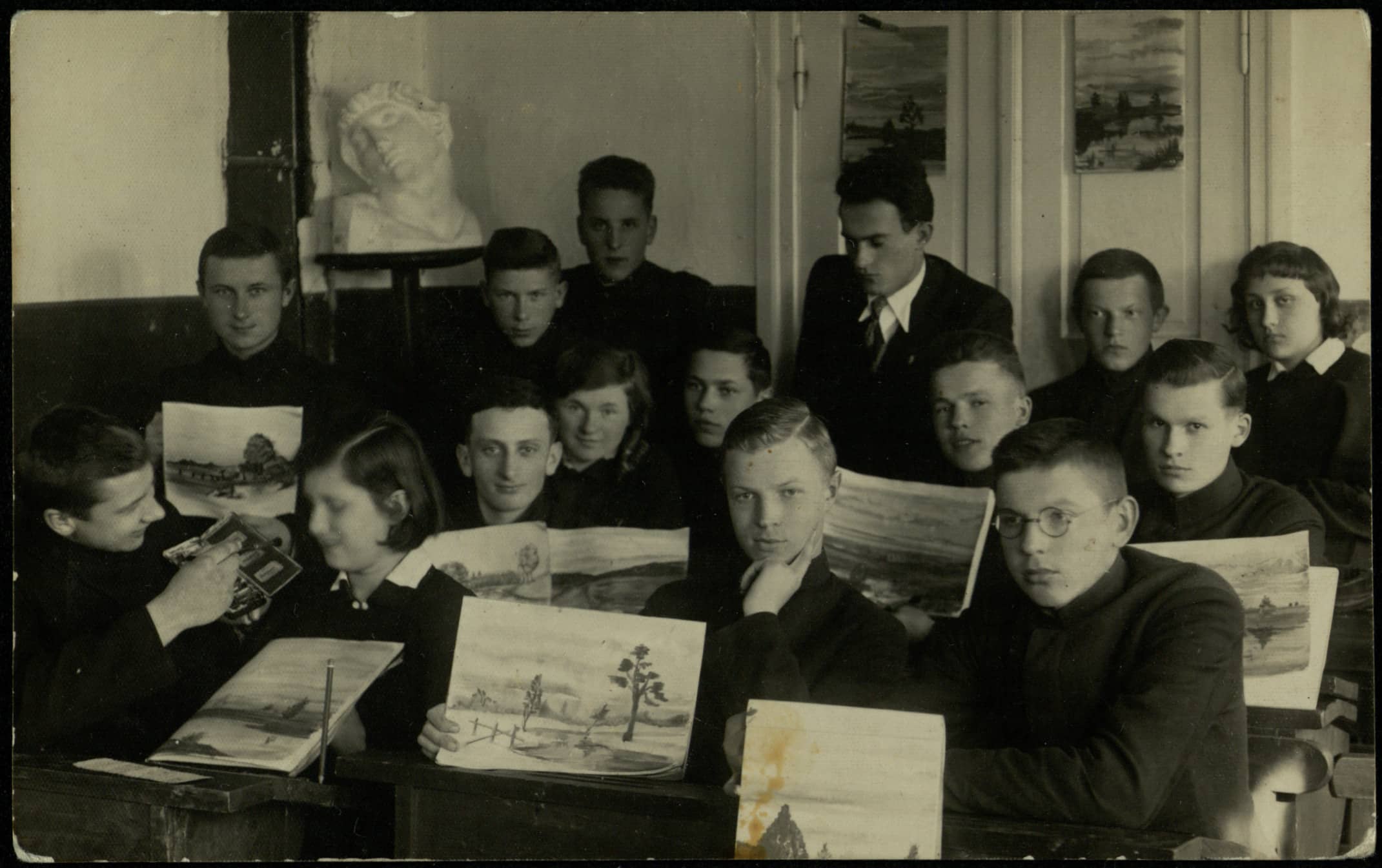 Juliaus Šidagio brolio Petro Šidagio klasė su piešimo mokytoju Č. Jonušu. Antroje eilėje antras iš dešinės P. Šidagis. Apie 1933 m. 