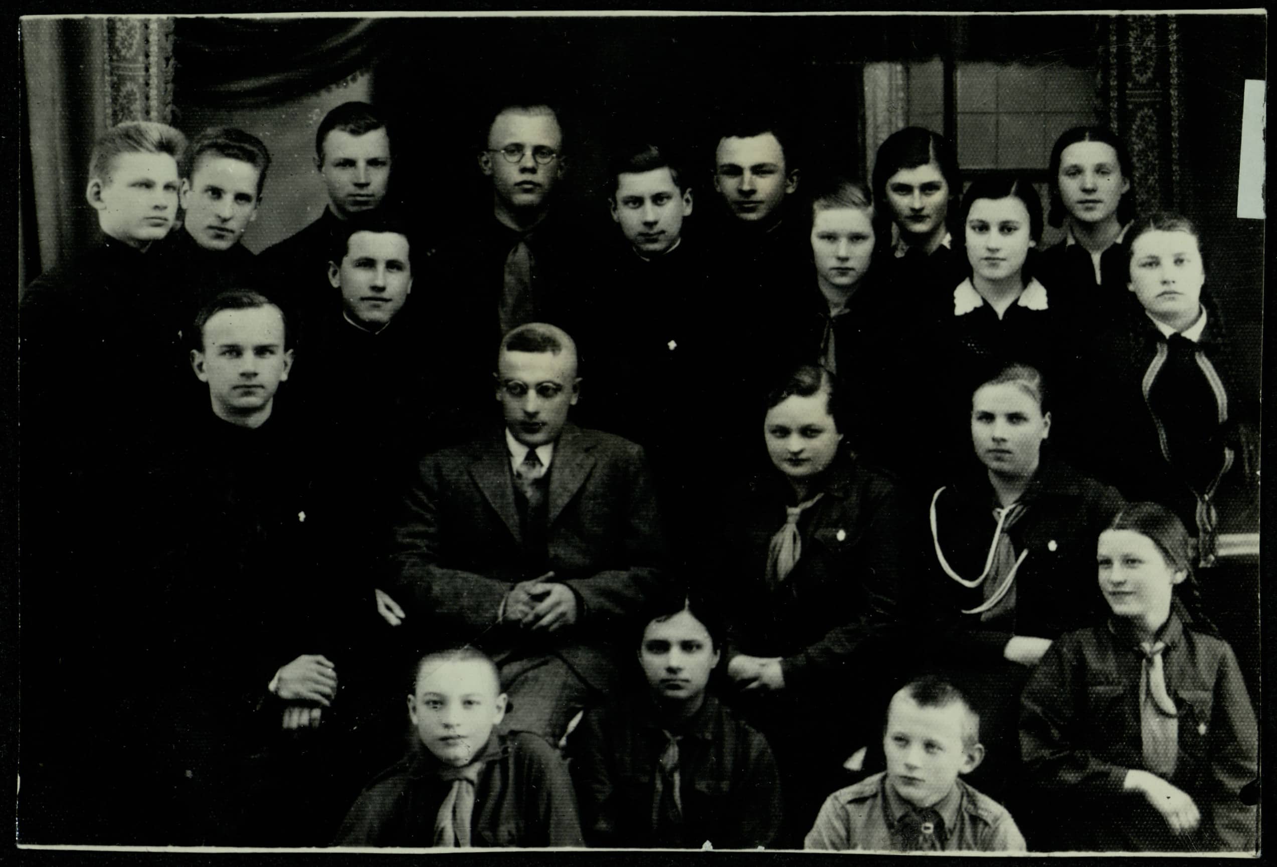 Pasvalio aukštesniosios komercijos mokyklos skautų organizacijos vadovybė. Julius Šidagis paskutinėje eilėje pirmas iš kairės. 1935 m. 