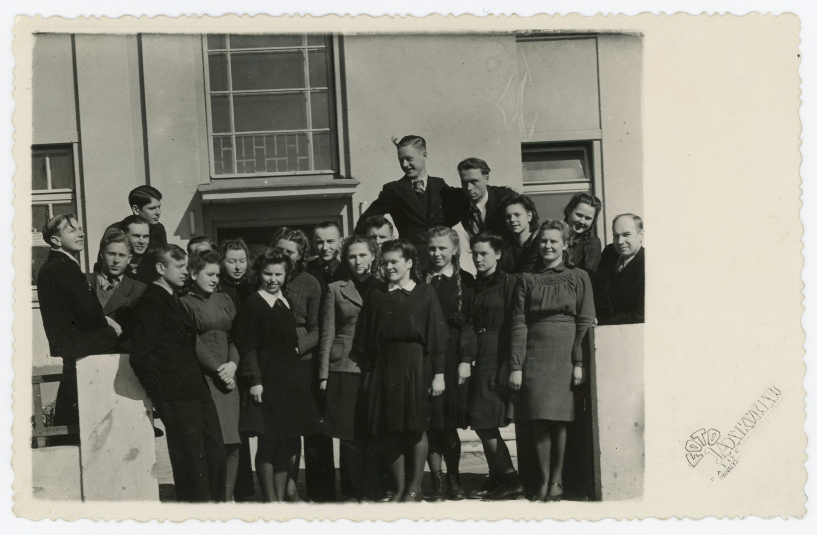 Pasvalio gimnazijos abiturientai su direktoriumi Juozu Poviloniu (dešinėje). Pasvalys, 1944 m.