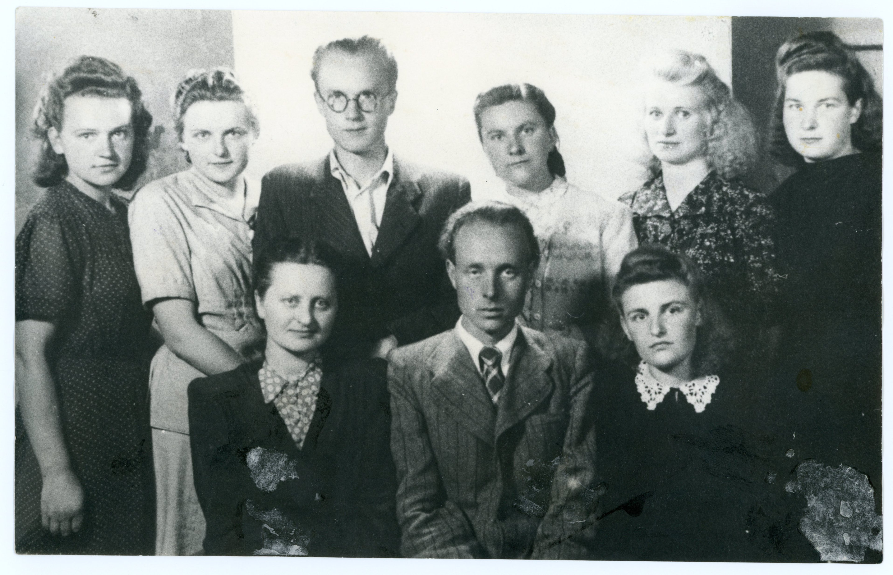 VU Istorijos-Filologijos fakulteto, prancūzų kalbos spec. grupė. J. Mikelinskas sėdi. Vilnius, 1948 m. 