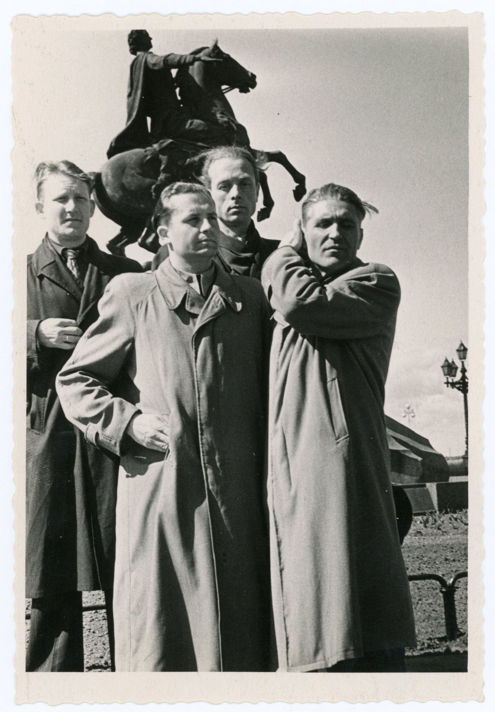 Jonas Mikelinskas (trečias iš kairės) grupėje žmonių. Leningradas, 1954 m. 