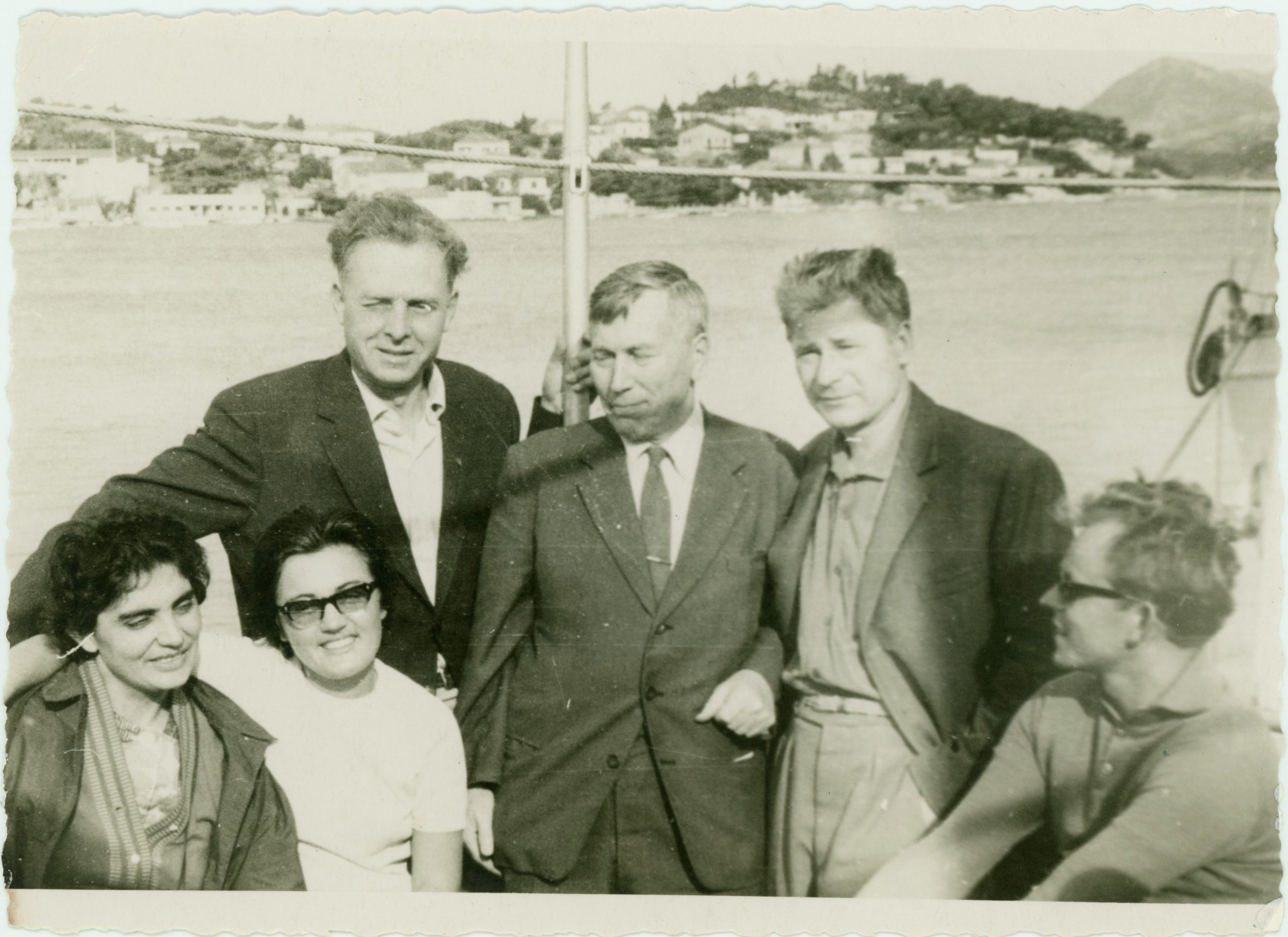 Paulė Mikelinskaitė (pirma iš kairės), Jonas Mikelinskas (stovi pirmas iš kairės) ir kiti asmenys. Jugoslavija, 1964 m. 