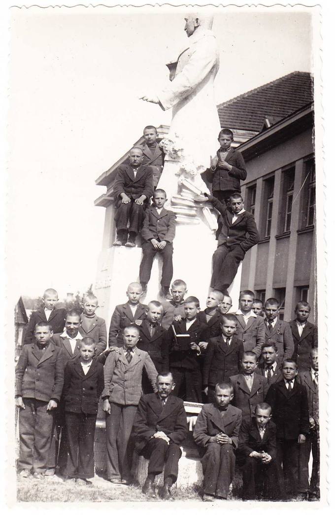 Pasvalio gimnazijos II a klasė su auklėtoju Kalikstu Šimkevičiumi prie Petro Vileišio paminklo