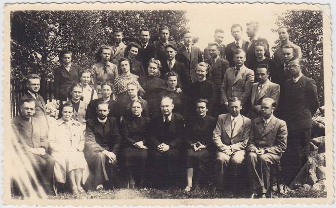 Pasvalio Petro Vileišio gimnazijos abiturientai su mokytojais