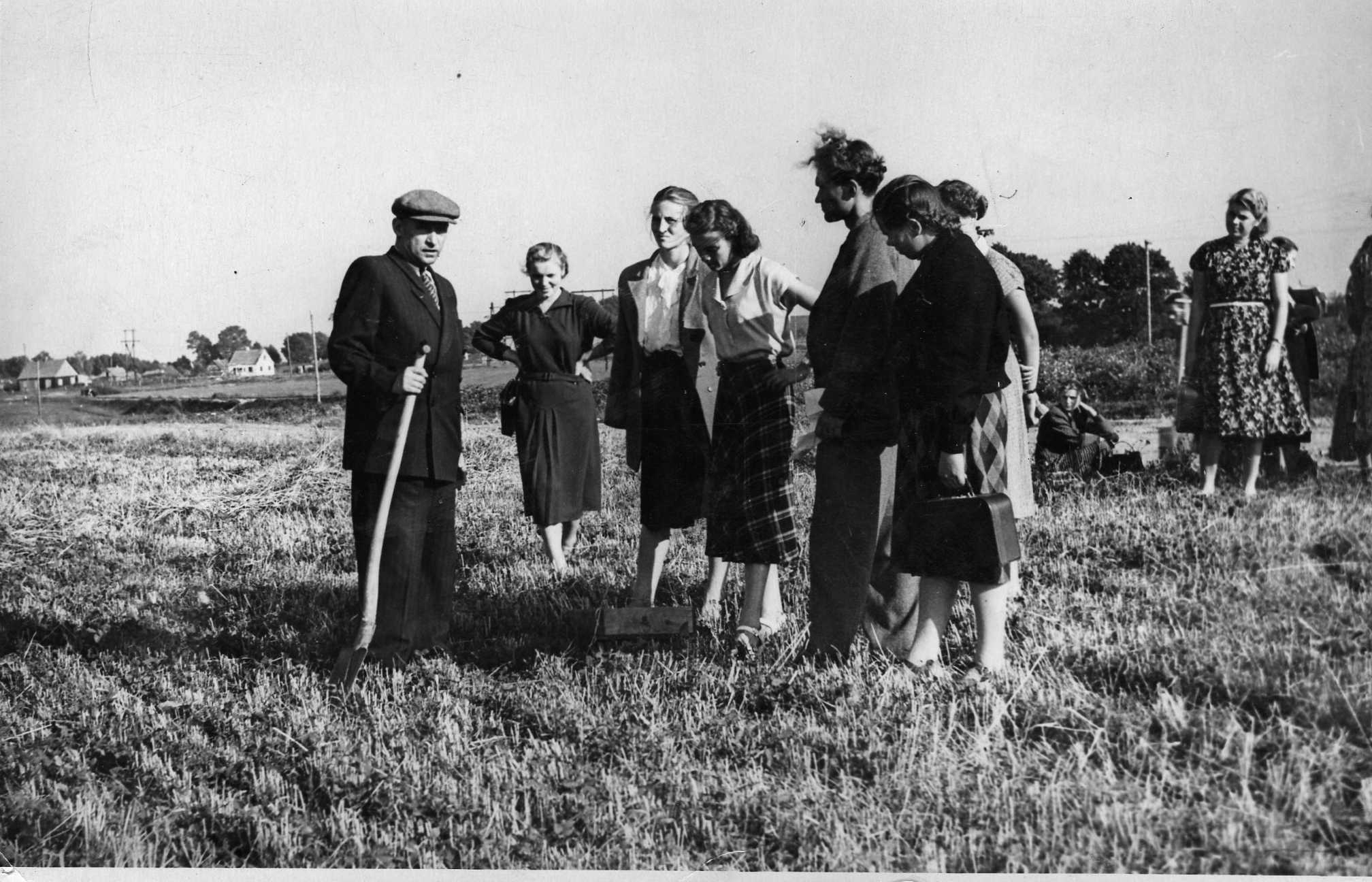 Lietuvos žemės ūkio akademijos Žemdirbystės katedros vedėjas doc. Petras Vasinauskas (pirmas iš kairės) studentų praktikos metu. 1954 m.