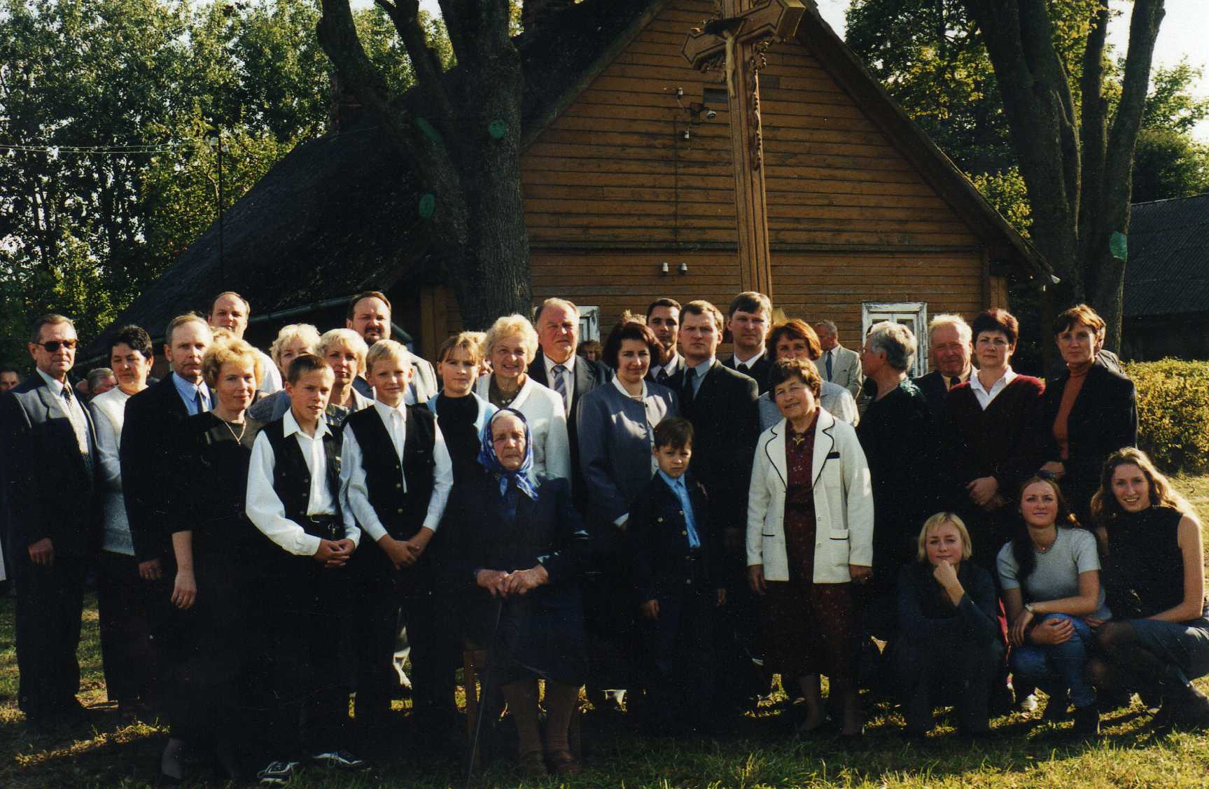  Vasinauskų giminė prie senelių namų Pasvalio vienkiemyje. 1999 m.
