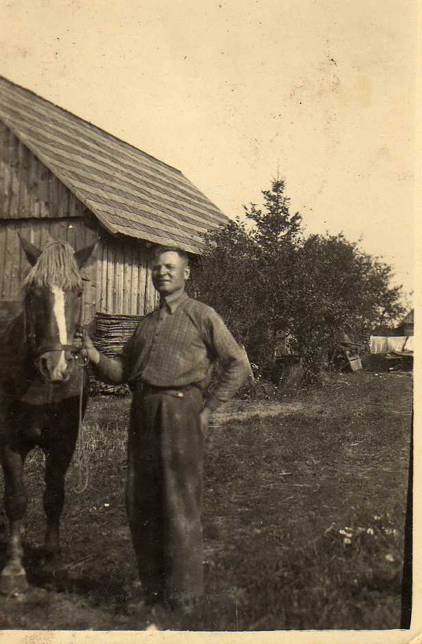 Profesoriaus, agronomo Petro Vasinausko brolis Jonas Vasinauskas su arkliu savo ūkelyje. 1947 m.