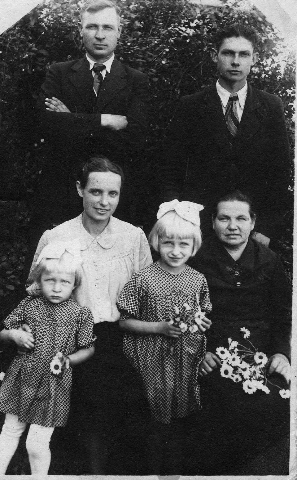 Profesoriaus, agronomo Petro Vasinausko brolio Jono Vasinausko (stovi pirmas iš kairės) šeima. 1944 m.