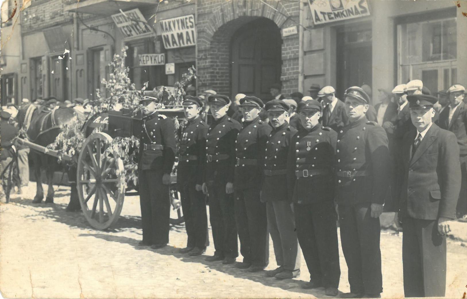 Pasvalio savanorių ugniagesių komanda centrinėje Pasvalio miesto dalyje. 1939 m. Savanorių ugniagesių komandos viršininkas Kazys Balčiūnas (pirmas iš dešinės)