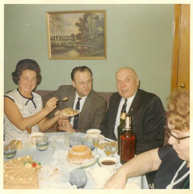 Kazys Balčiūnas (trečias iš kairės) prie vaišių stalo. Lemontas, Čikagos priemiestis, JAV 