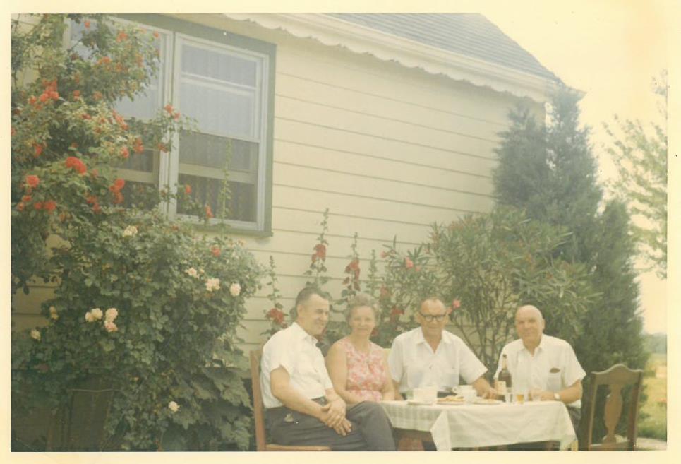 Kazys Balčiūnas (pirmas iš dešinės) savo namų kieme. Lemontas, Čikagos priemiestis, JAV