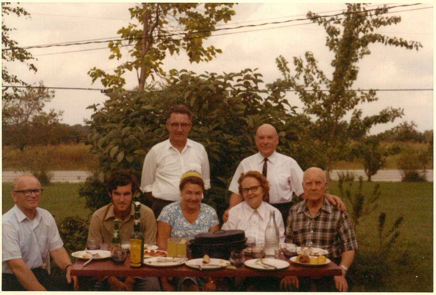 Kazys Balčiūnas (stovi antras iš kairės) savo namų kieme. Lemontas, Čikagos priemiestis, JAV