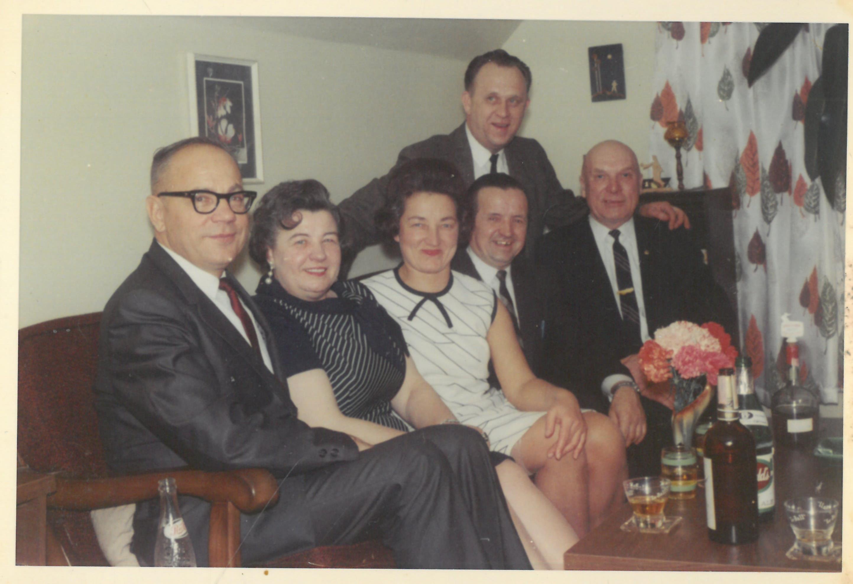 Kazys Balčiūnas (pirmas iš dešinės) prie vaišių stalo. Lemontas, Čikagos priemiestis, JAV