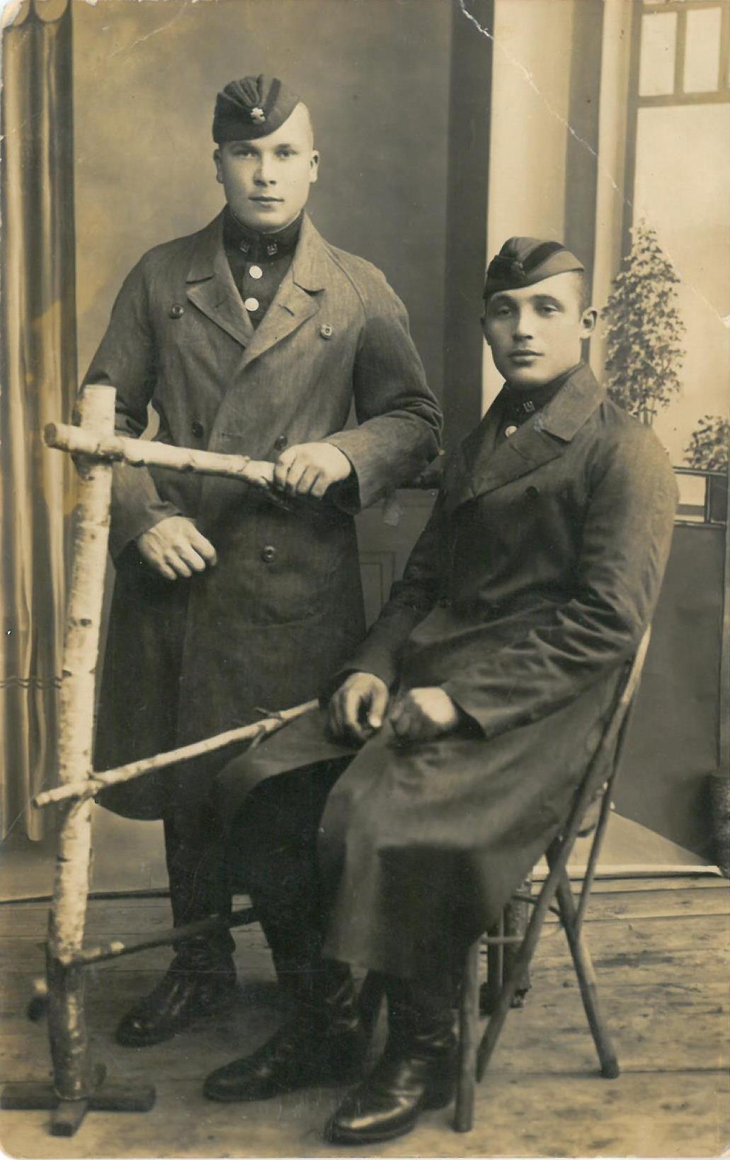 Kazys Balčiūnas (pirmas iš kairės) tarnavo Lietuvos kariuomenėje. Radviliškis, apie 1927 m.  