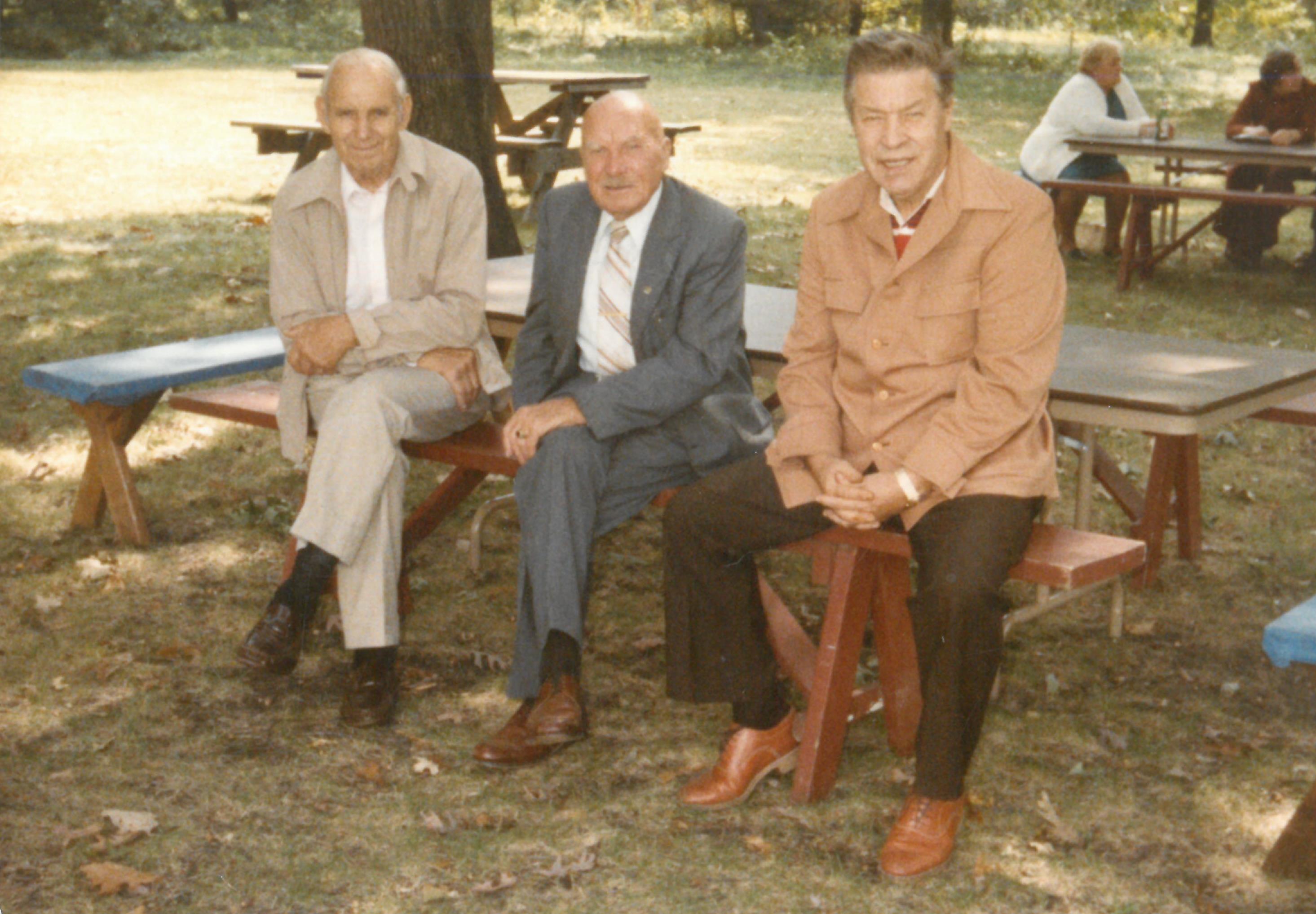 Kazys Balčiūnas (antras iš kairės) su poetės Zinos Nagytės-Katiliškienės broliu Martynu Nagiu (trečias iš kairės) Jungtinėse Amerikos Valstijose