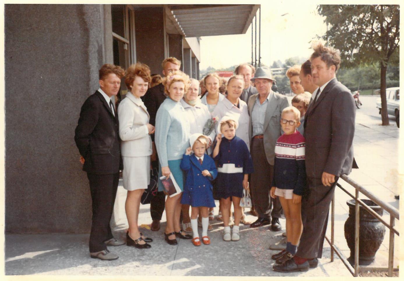Pirmasis Kazio Balčiūno vizitas Lietuvoje. K. Balčiūnas (centre, su kepure) su ilgai nematytais giminaičiais. 1972 m. rugpjūčio 24 d. 