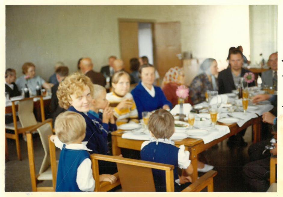 Pirmasis Kazio Balčiūno vizitas Lietuvoje, praleidus ilgus tremties metus Jungtinėse Amerikos Valstijose. K. Balčiūnas (pirmas iš dešinės) pietauja su artimaisiais. Vilnius, 1972 m. rugpjūčio 25 d. 