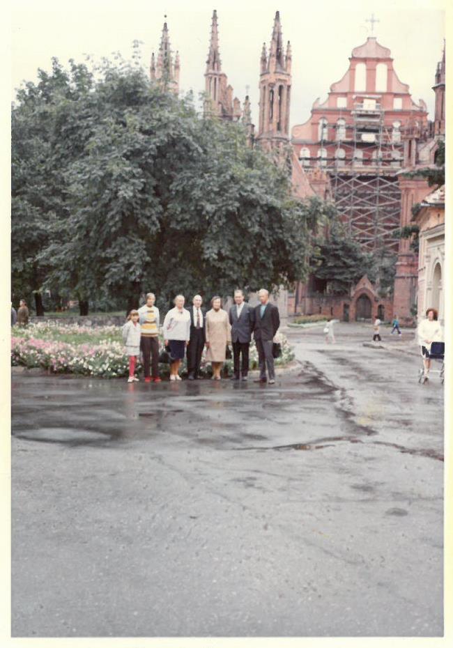 Pirmasis Kazio Balčiūno vizitas Lietuvoje, praleidus ilgus tremties metus Jungtinėse Amerikos Valstijose. K. Balčiūnas (ketvirtas iš kairės) su artimaisiais. Vilnius, 1972 m. rugpjūčio 25 d. 
